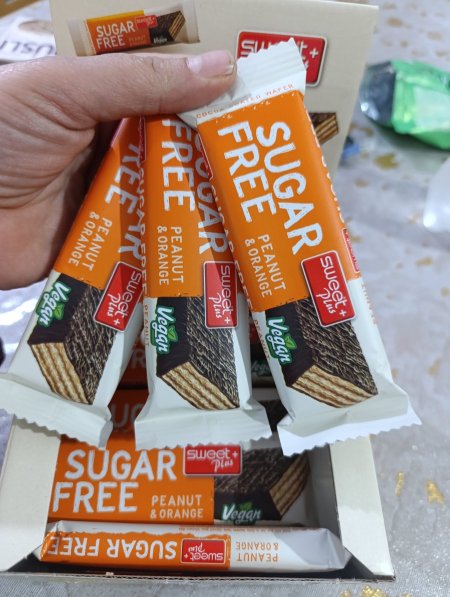 3 الواح ويفر  sweet plus بكريمه الفستق والبرتقال مغطى بالشوكولاته بدون سكر مضاف